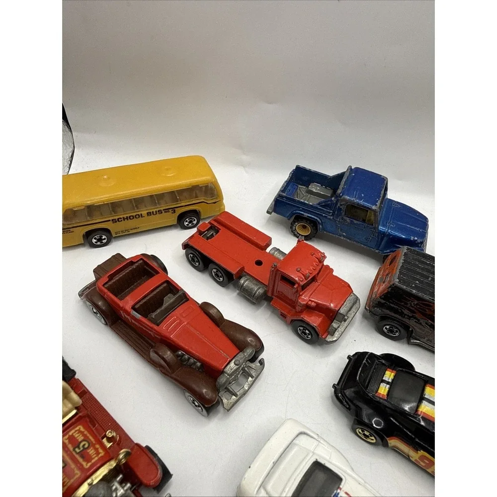 Lot Of 24 Vintage HOT WHEELS die cast cars trucks busses With Soft Case